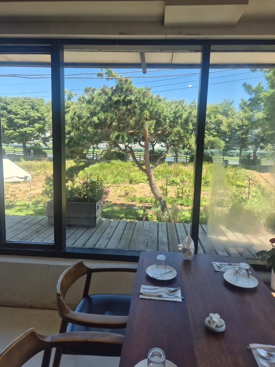 Bokkeriu's 2nd-floor hall with long floor-to-ceiling windows