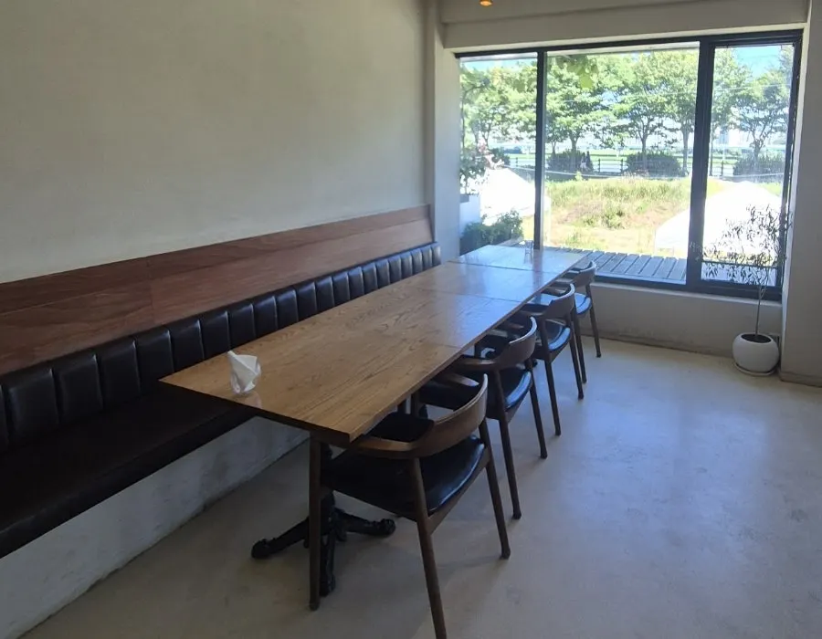 Wide table seating good for family gatherings
