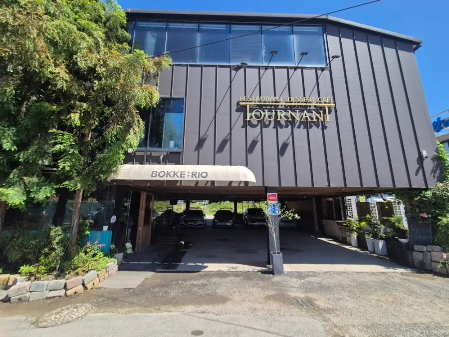 Large open parking lot in front of the Bokkeriu building