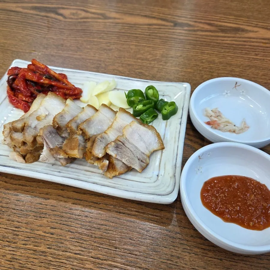 Mandu eaten together with kalguksu broth
