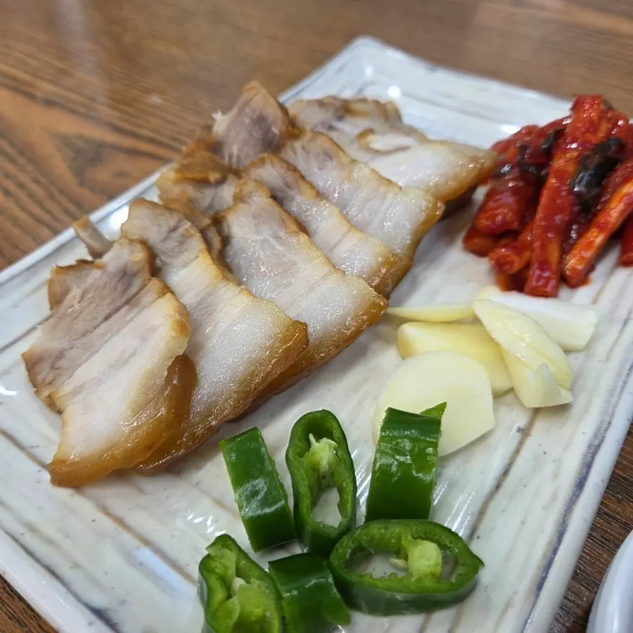 A plate of thinly sliced tasting suyuk