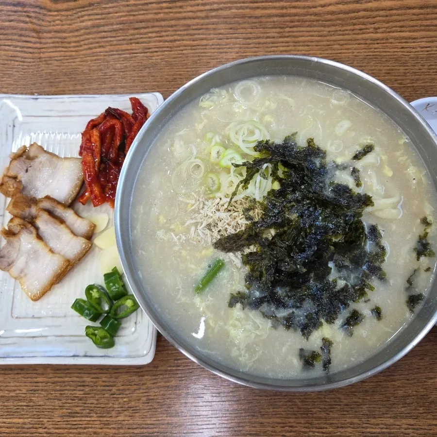 Plate with dipping sauce, radish salad, garlic, and cheongyang chili