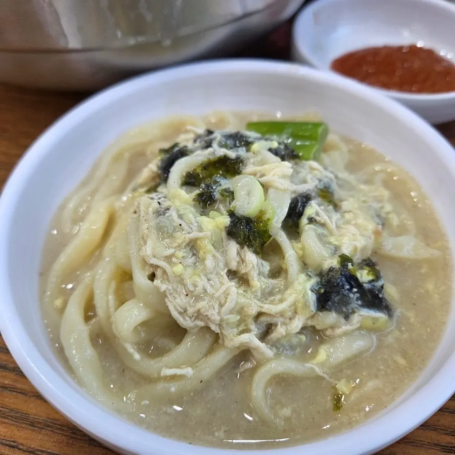 Noodles lifted up from the dak kalguksu bowl