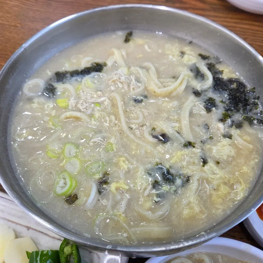 Enjoying dak kalguksu together with suyuk