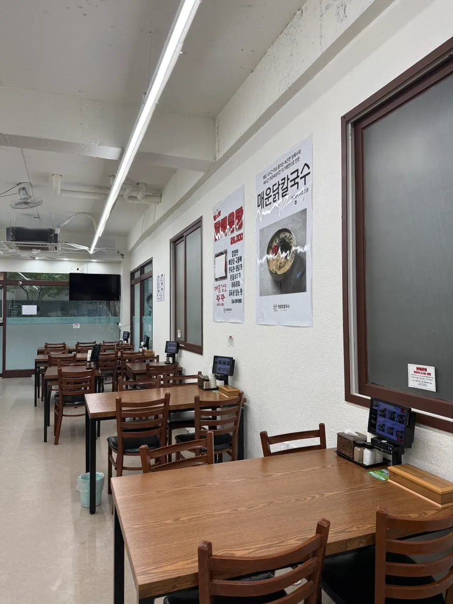Seating and tables inside Cheongdam Dak Kalguksu