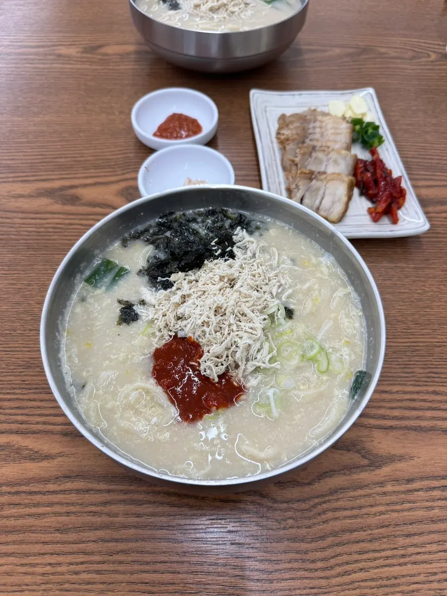 A plate of sampler suyuk at Cheongdam Dak Kalguksu