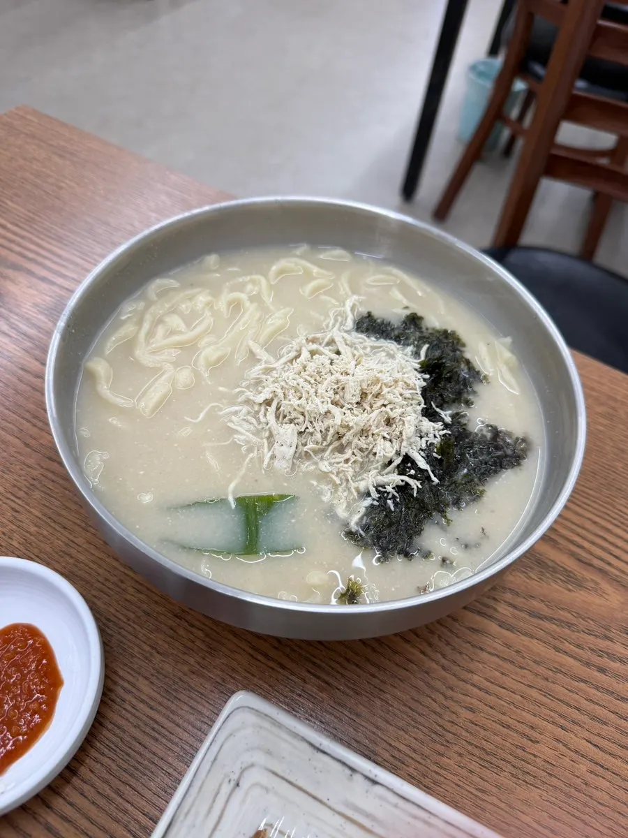 Spicy kimchi served alongside the suyuk