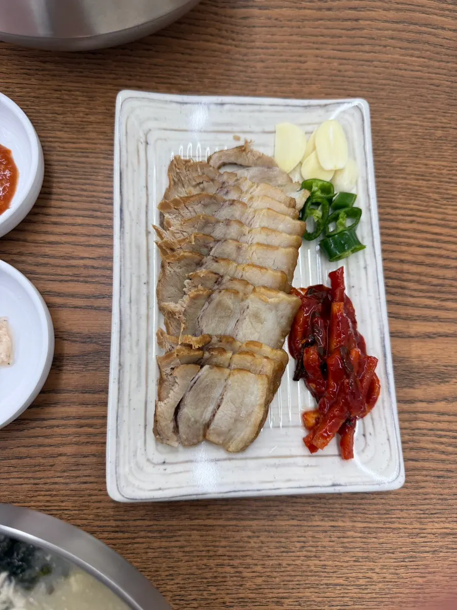 A slice of suyuk topped with kimchi