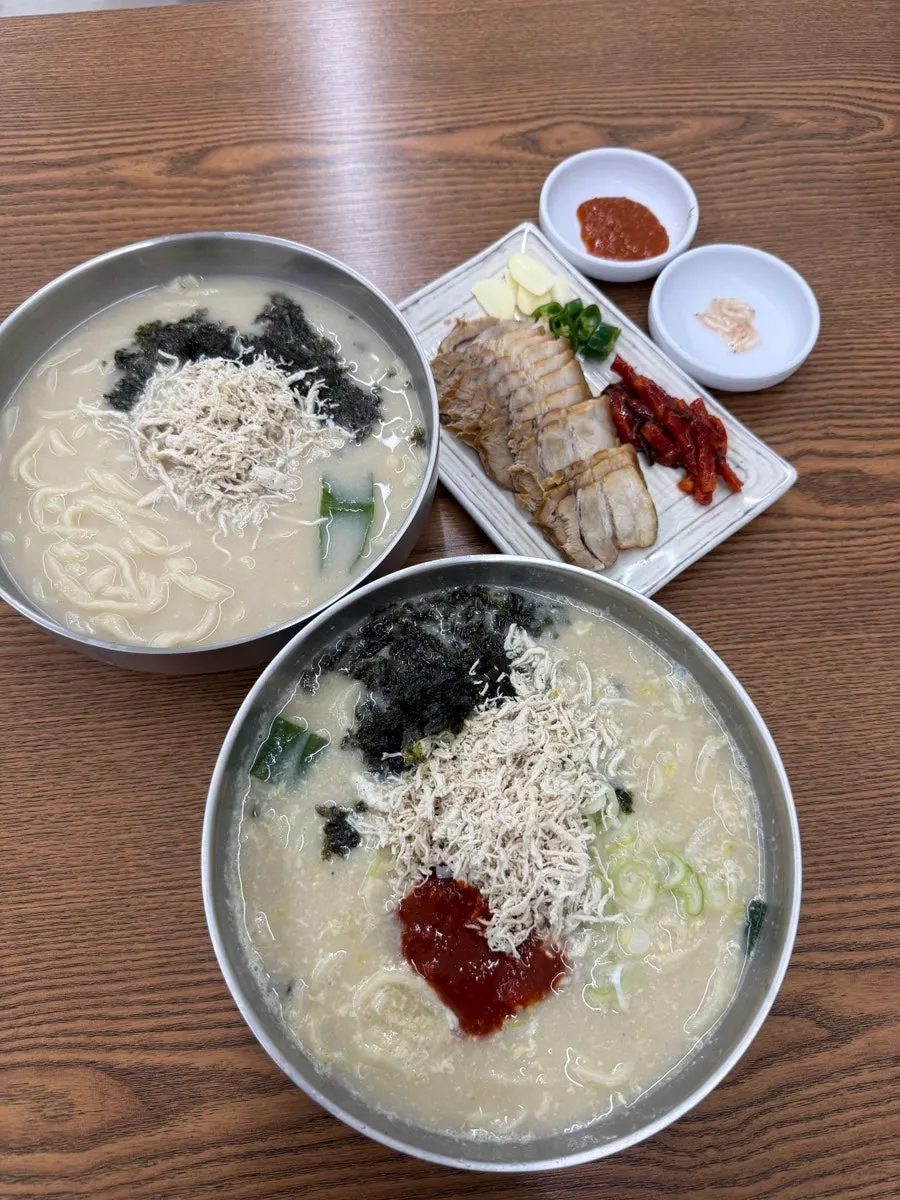The hot, spicy broth of the spicy Cheongdam chicken kalguksu