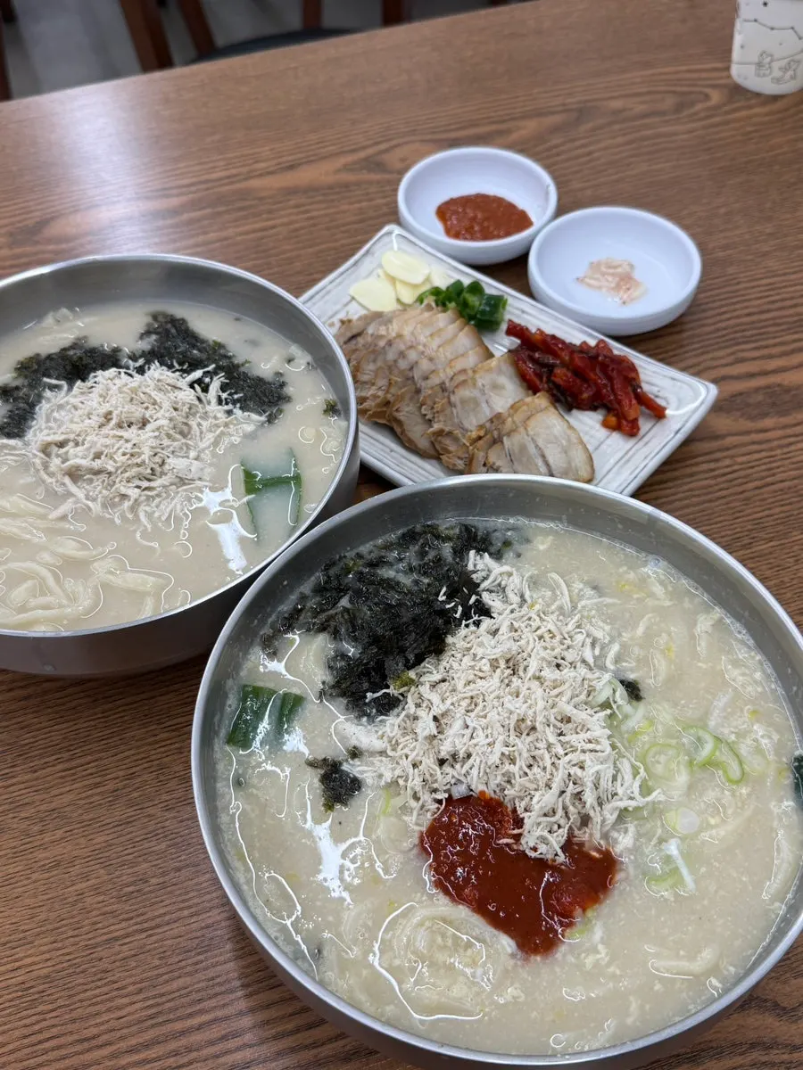 Noodles lifted out of the spicy chicken kalguksu