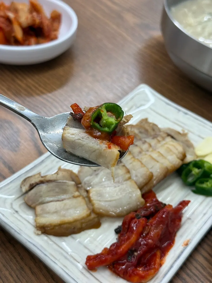 A full table spread of kalguksu and suyuk together