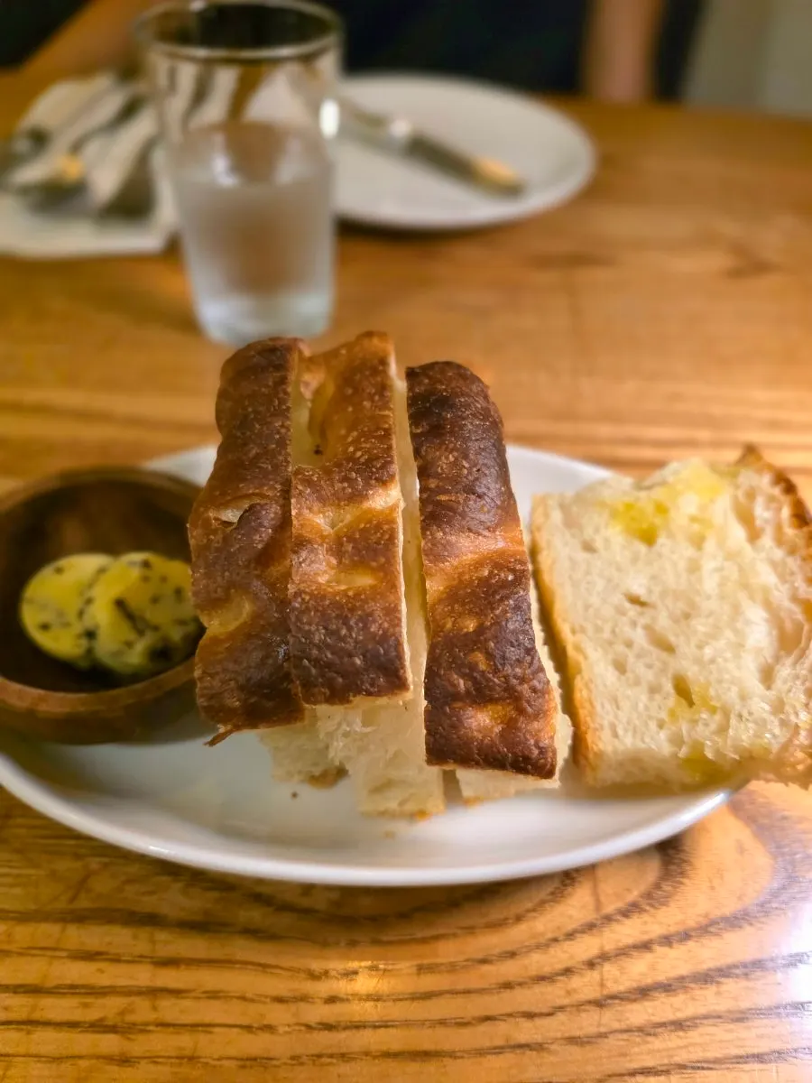 食前パンのフォカッチャと昆布バター
