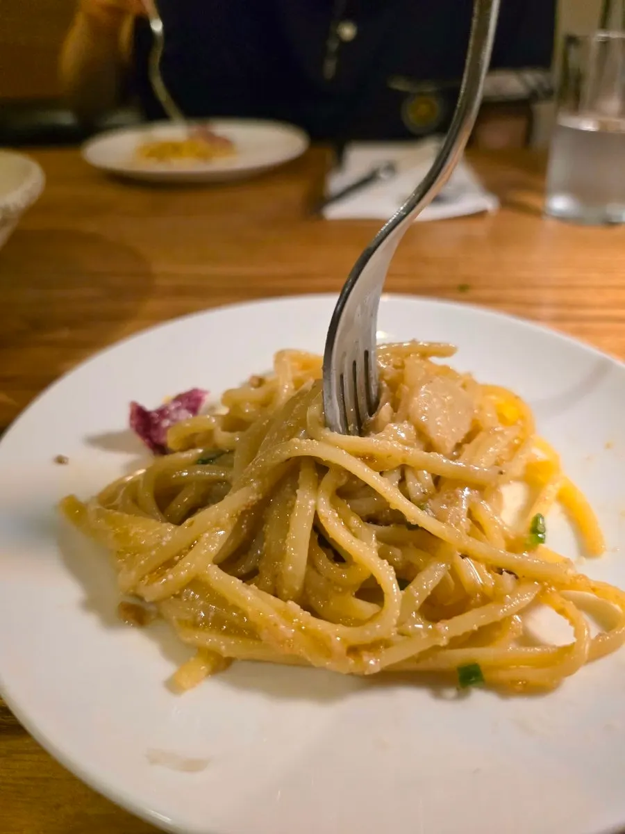 ミニトマトが入った明太子パスタのクローズアップ