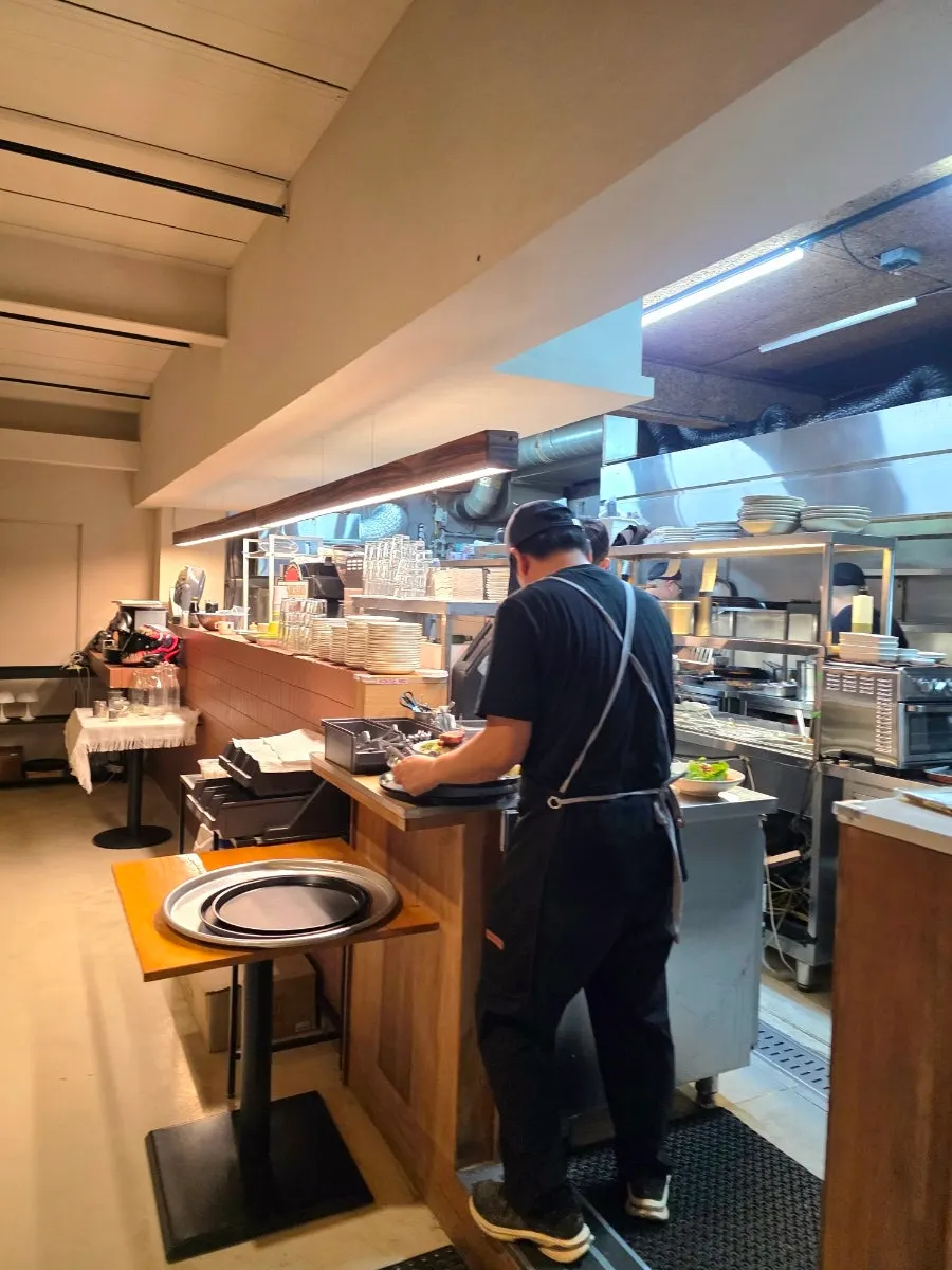 窓際席に並んだBokkeriu家族外食の一卓