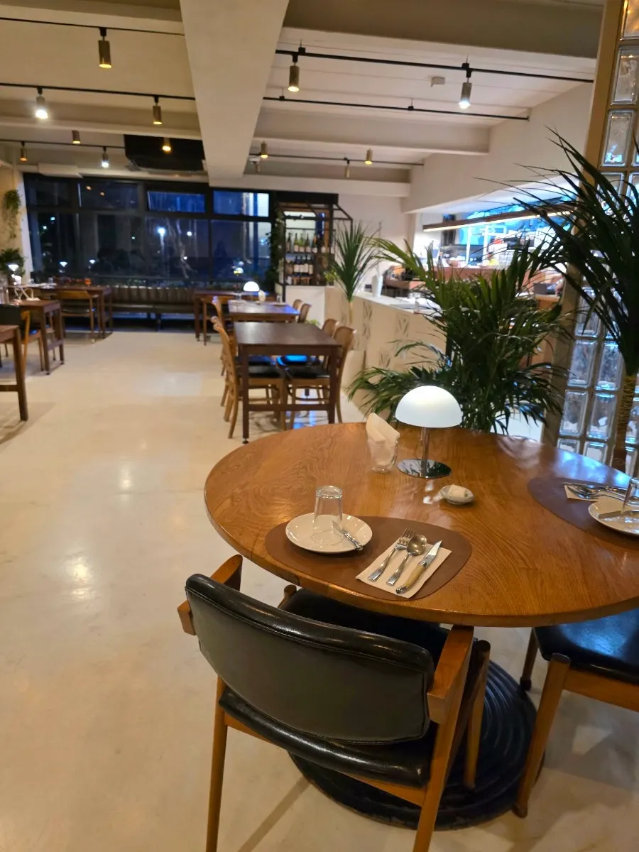 夕方の照明がついたBokkeriu店内
