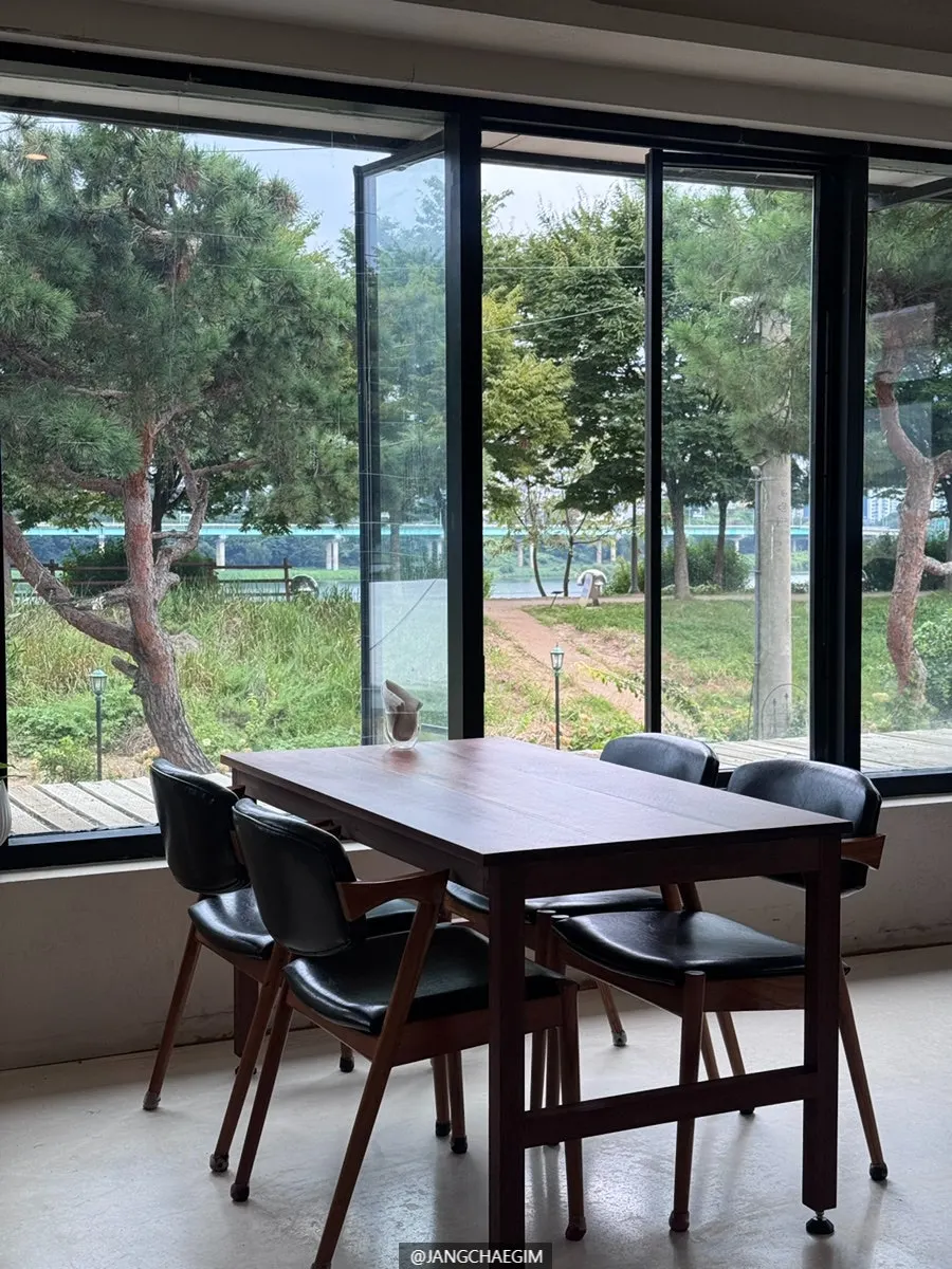 Bokkeriu interior with high ceilings and generously spaced tables