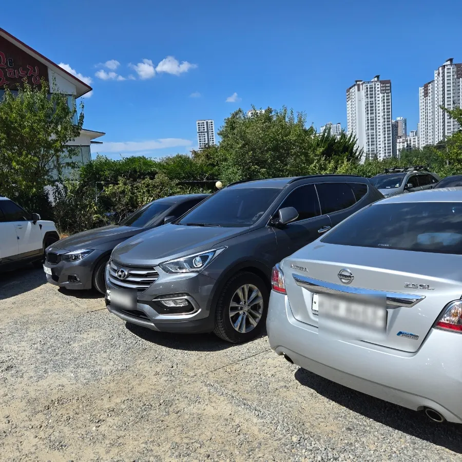 Private parking lot in front of Boksakkot Pineun Jip Incheon Branch