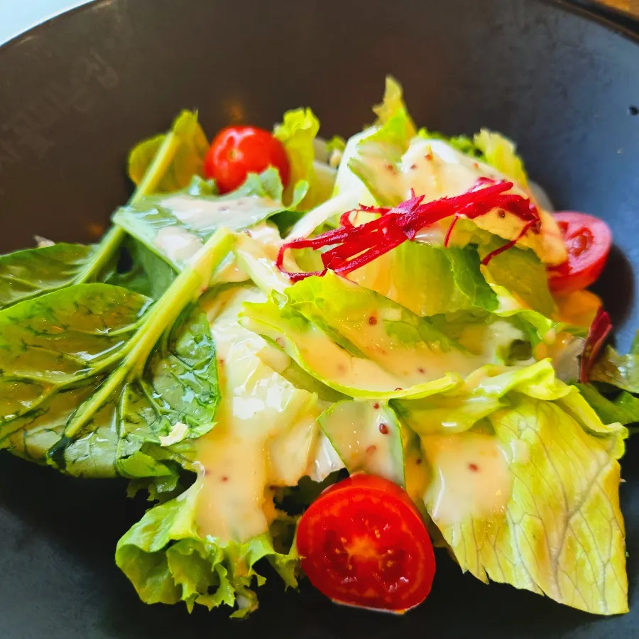 Crisp salad with a tangy sauce