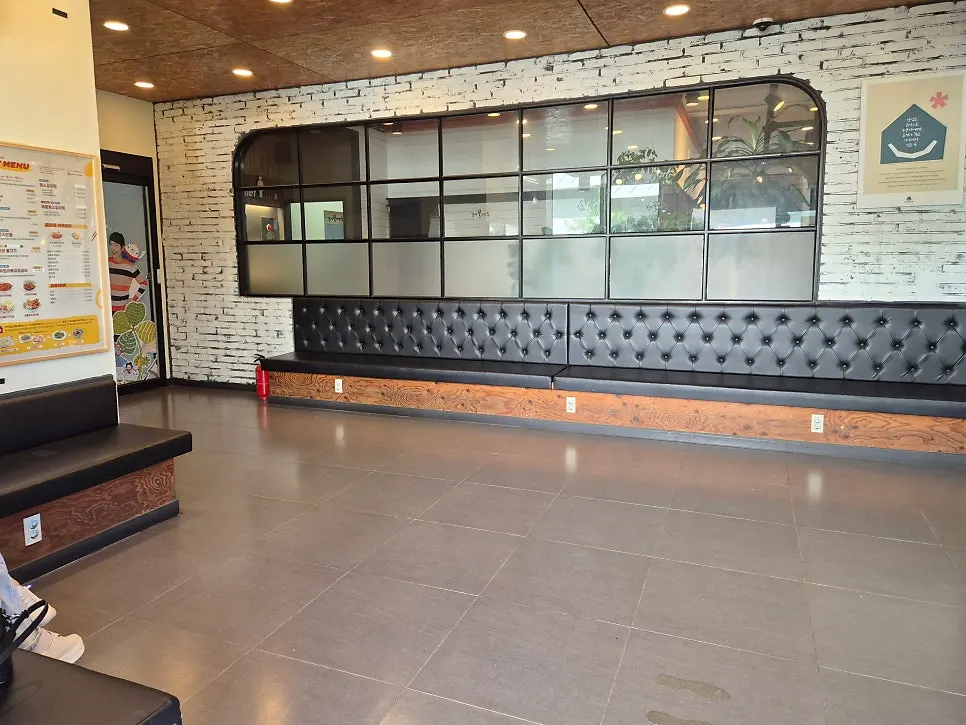 Waiting area near the entrance of Boksakkot Pineun Jip Daejeon Branch