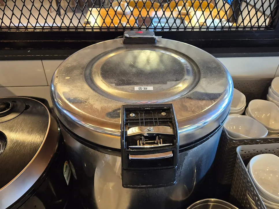Side dish setup at Boksakkot Pineun Jip Daejeon Branch