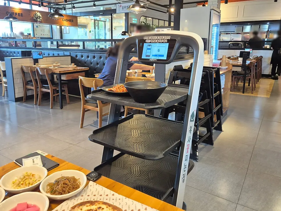 Self-serve corner with macaroni, scorched rice tea and seaweed soup