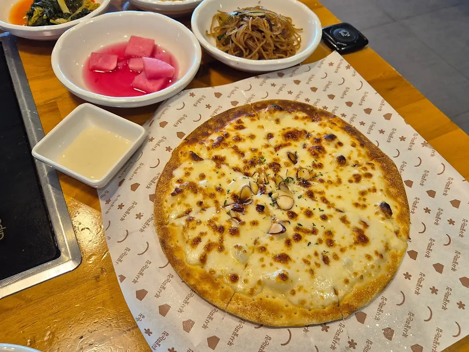 Side dish section of the self-serve bar at Boksakkot Pineun Jip