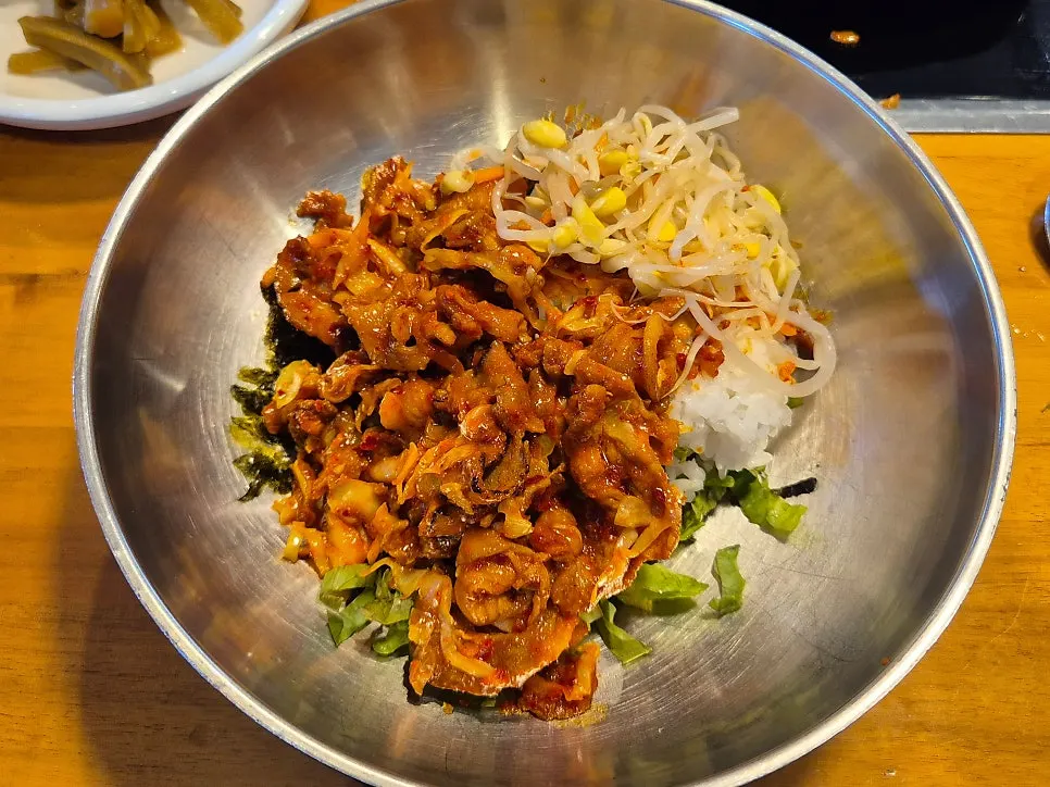 Fire-grilled pork stir-fry served with lettuce and seaweed wraps