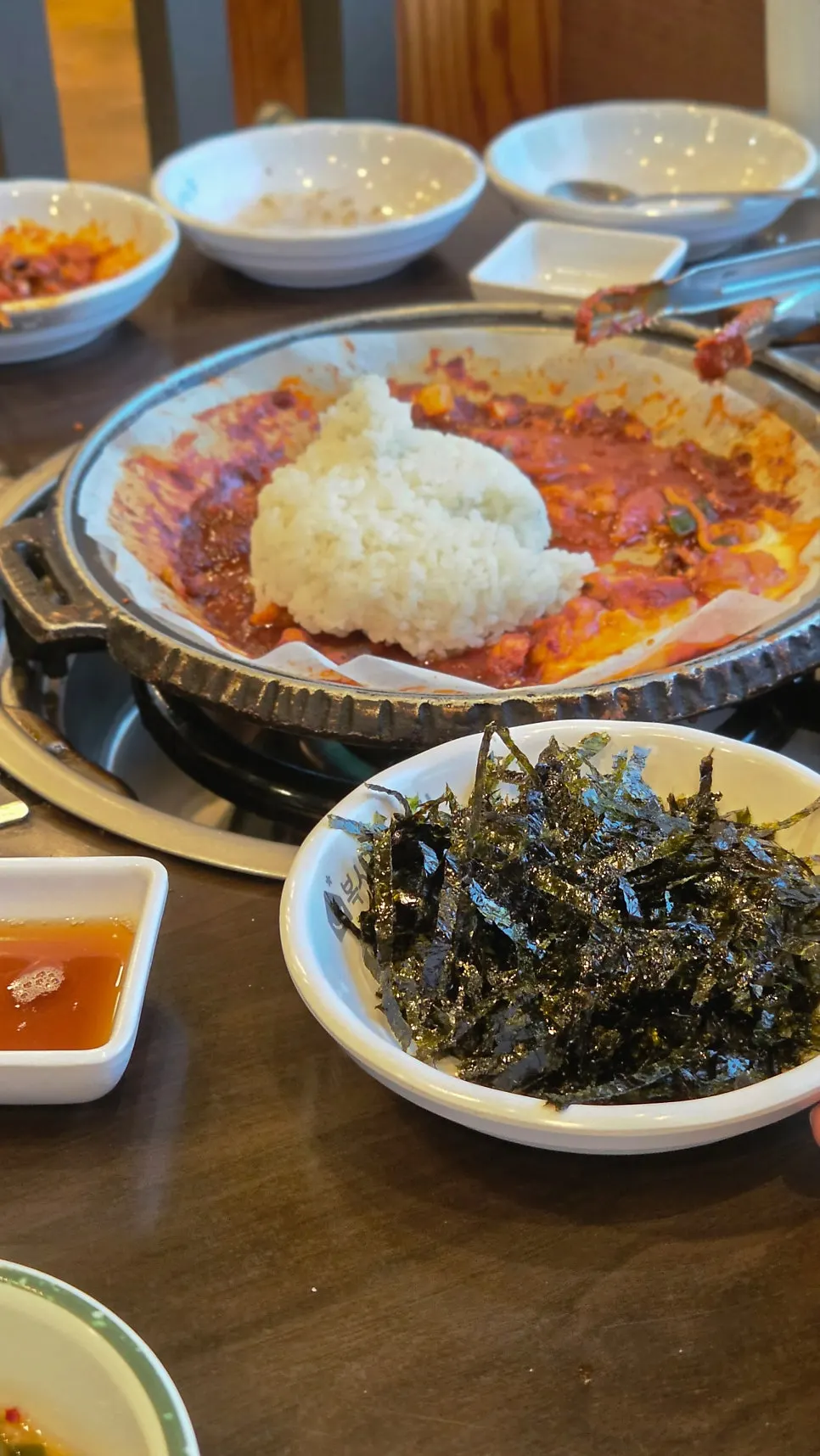 쭈꾸미 가운데 올라간 파스타면과 모짜렐라치즈