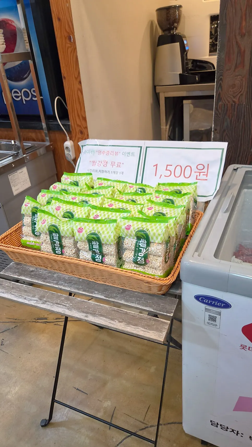 가족이 함께 나눠 먹는 쭈치파세트 테이블