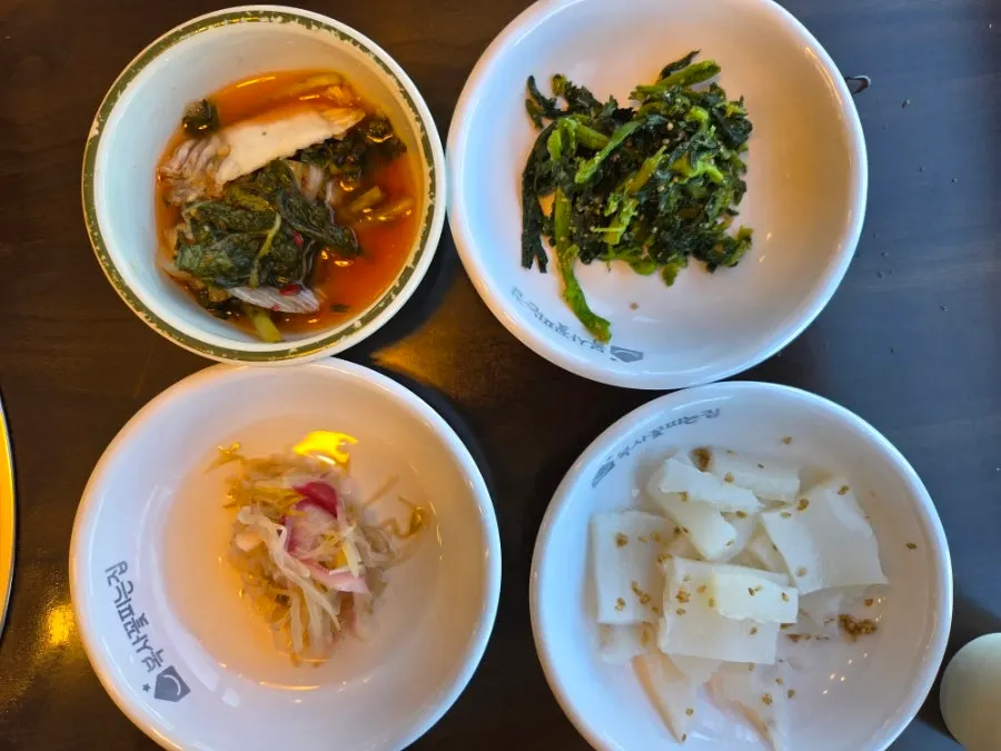 열무김치와 나물 등 기본 반찬