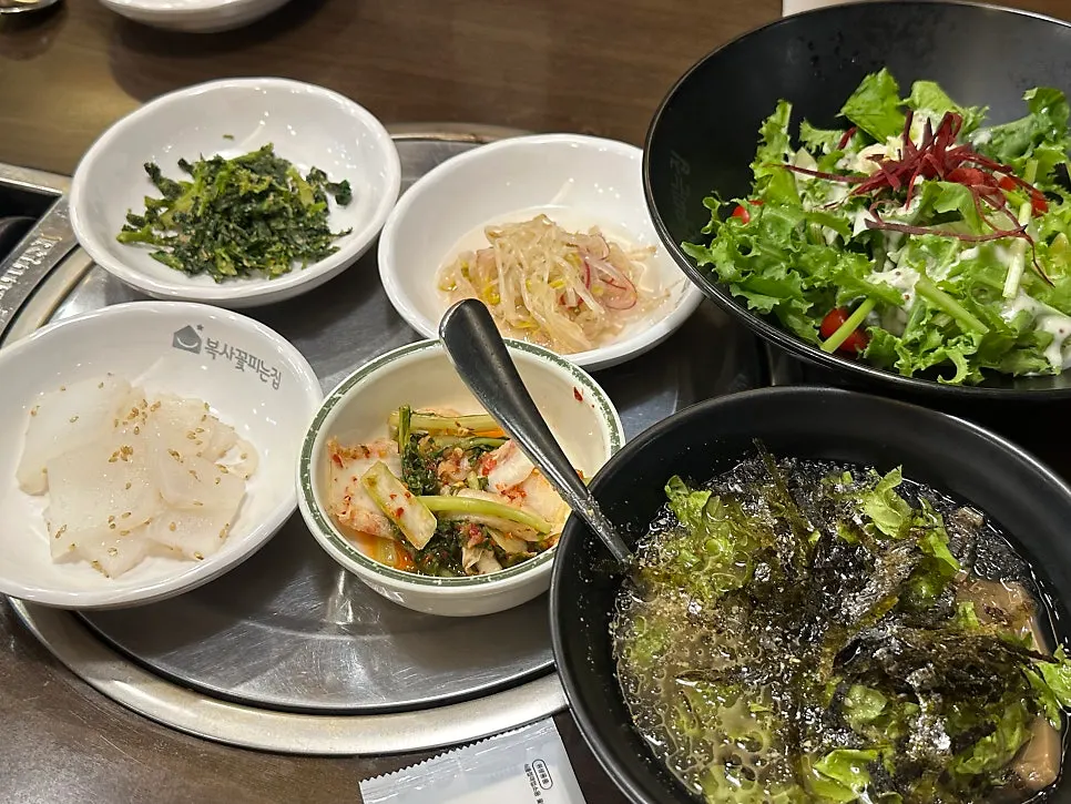 기본찬이 깔린 복사꽃피는집 인천점 테이블