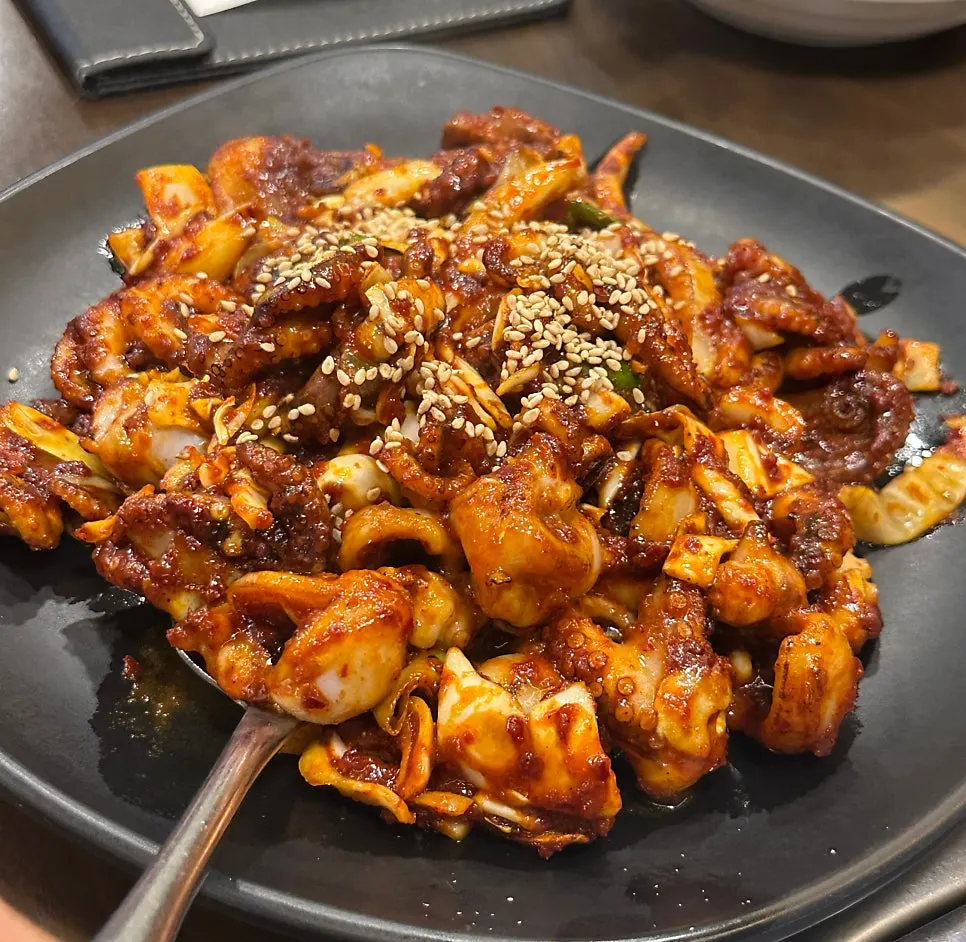 직화쭈꾸미볶음 2인분 한 접시