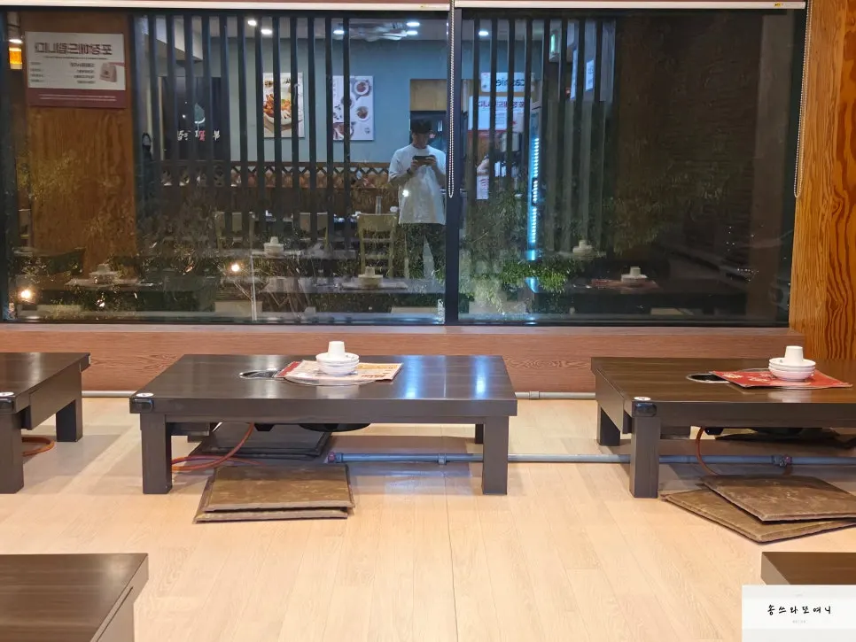 1층 좌식과 입식 4인 테이블 좌석