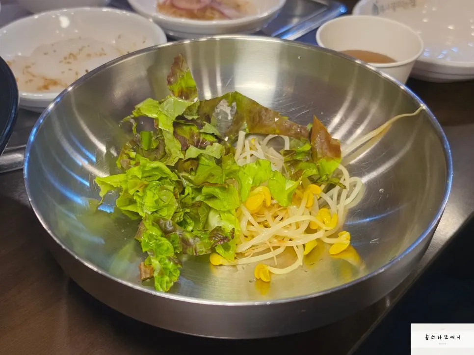 상추와 콩나물이 담긴 대접과 밥