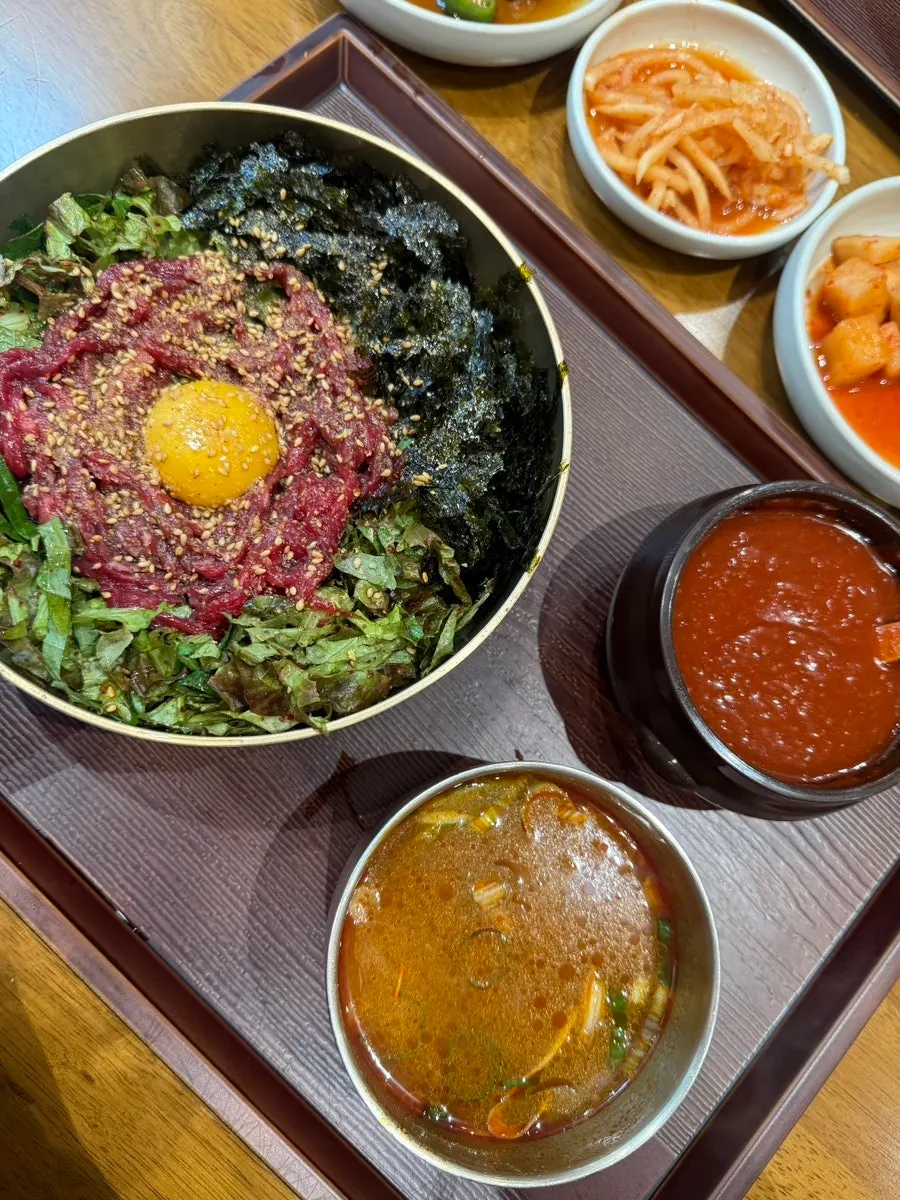 국내산 재료와 직거래 시스템을 알리는 매장 안내