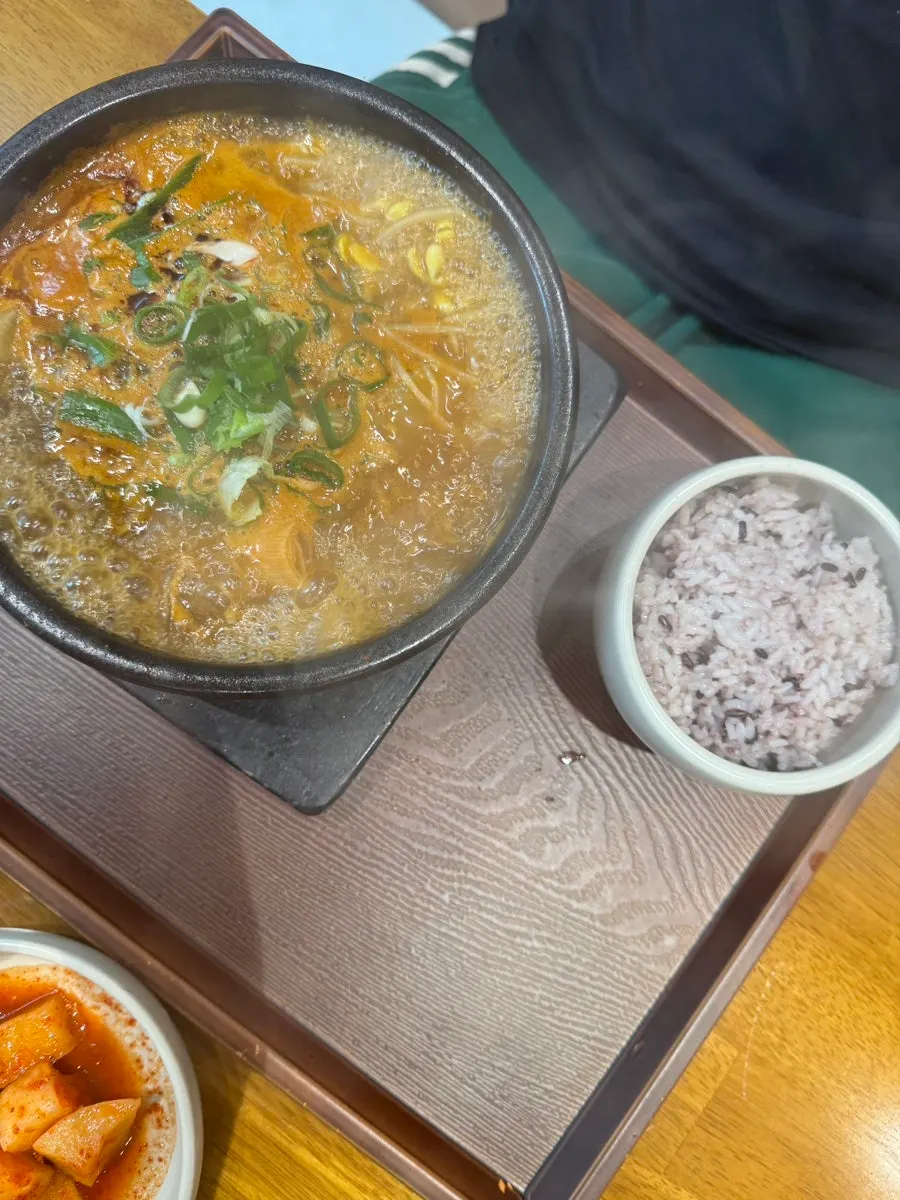 육회가 푸짐하게 올라간 복산해장 육회비빔밥 상차림