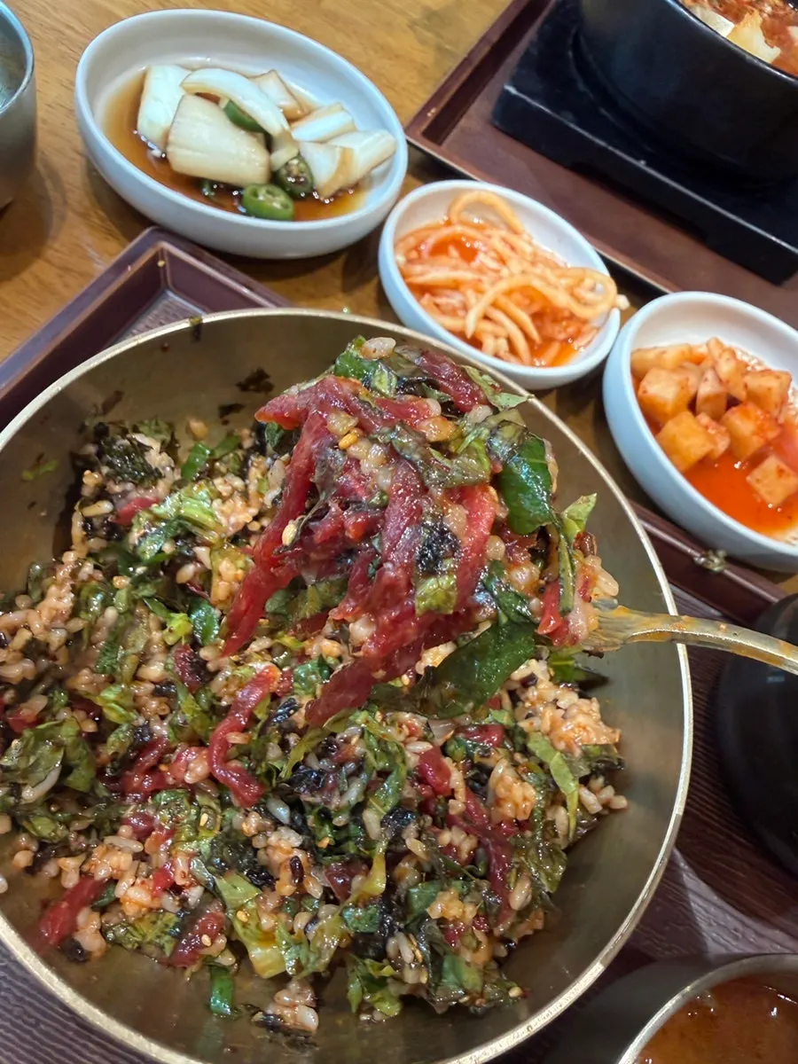 복산 해장국과 육회비빔밥이 함께 놓인 테이블