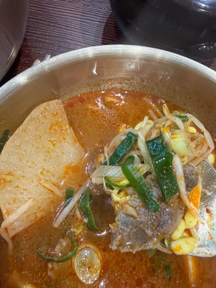 비벼서 한 숟갈 떠올린 육회비빔밥