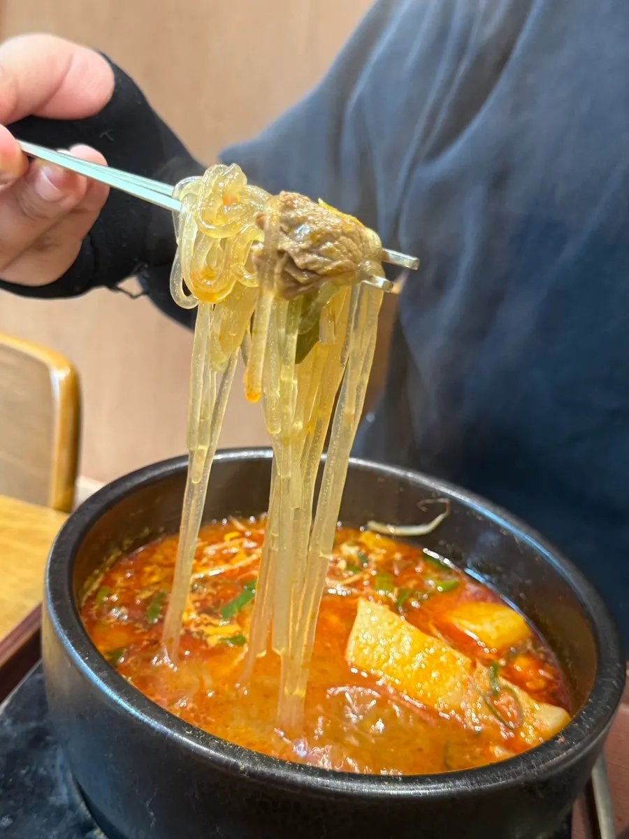 커다란 무가 들어간 해장국 국물