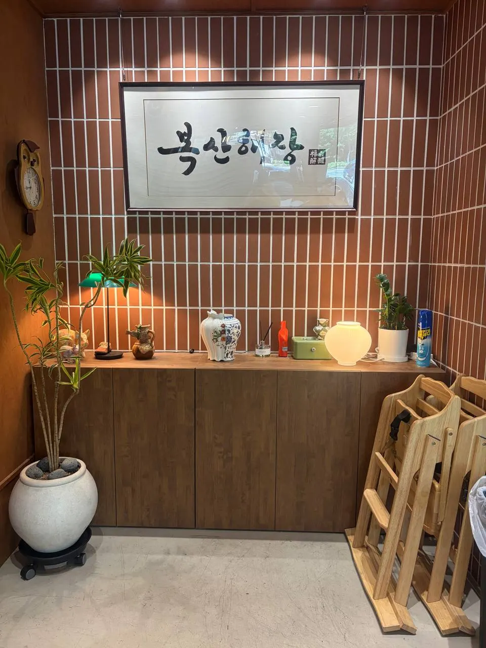 우드와 벽돌 느낌의 복산해장 매장 내부