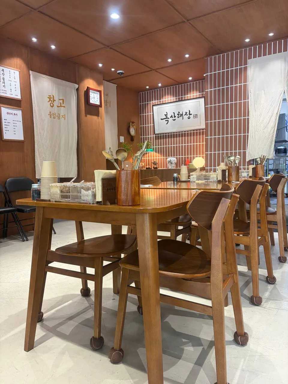 깔끔하게 정돈된 복산해장 실내 공간