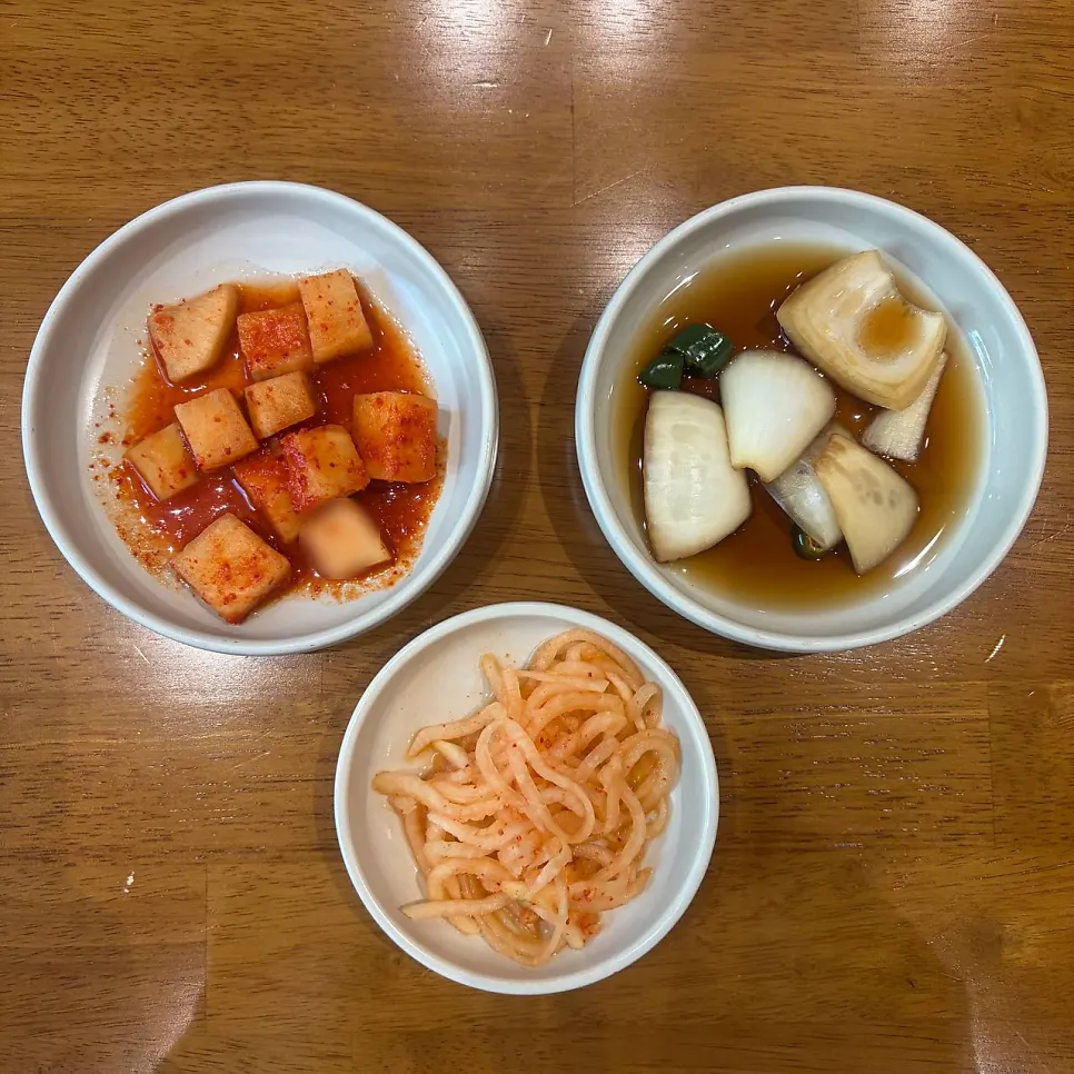 깍두기와 무생채, 양파절임 기본찬 상차림