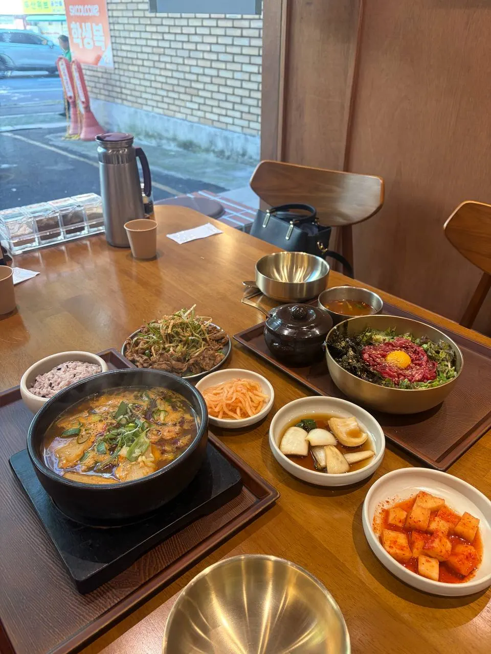 복산해장국과 육회비빔밥, 돼지불고기가 놓인 테이블