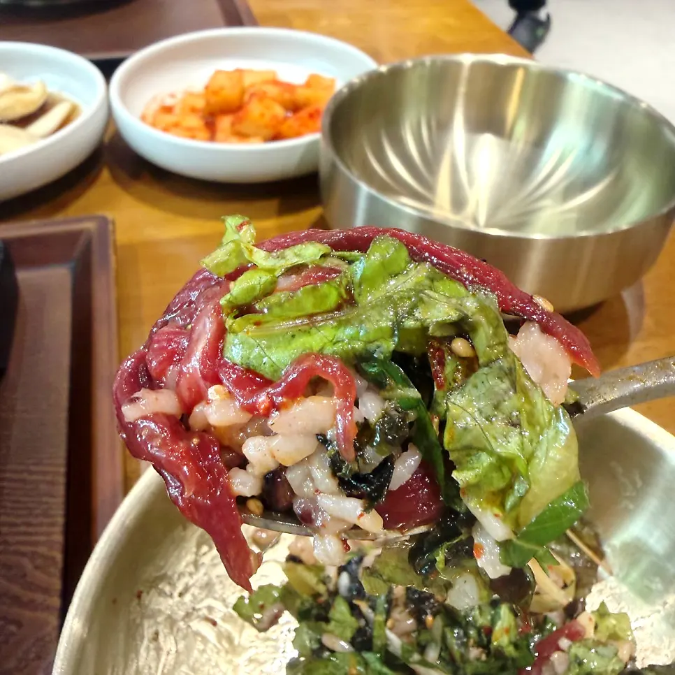 특제 고추장 소스를 넣어 비빈 육회비빔밥