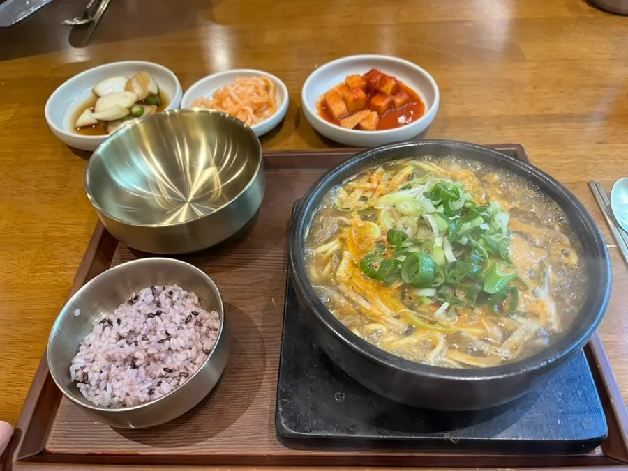 Haejang kalguksu and beef gukbap served in earthenware pots