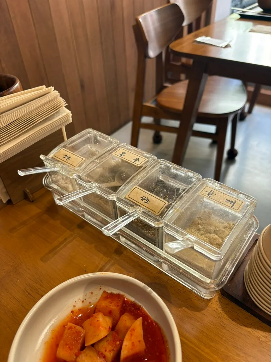 테이블에 놓인 양념가루 통