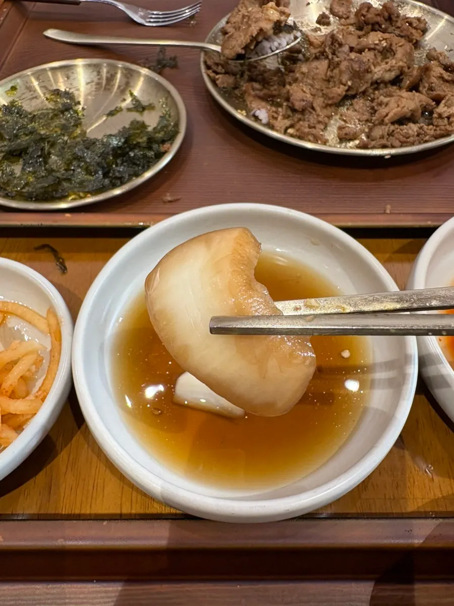 양파절임이 담긴 기본 찬