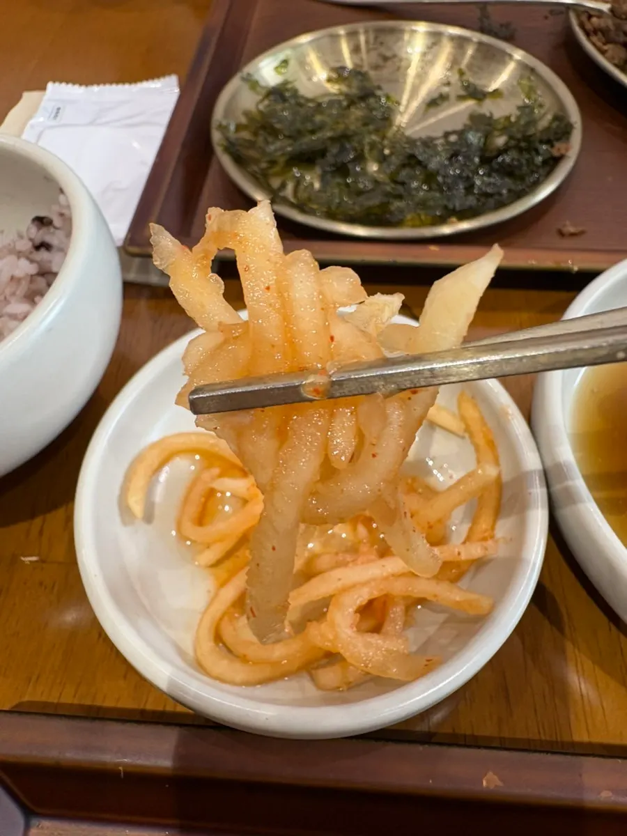 연한 맛의 무생채 반찬