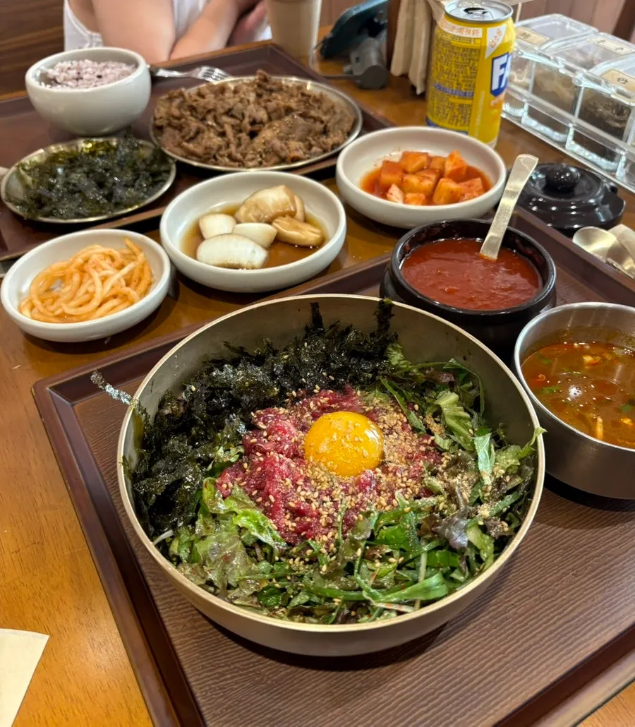 육회비빔밥과 돼지불고기 대자 한 상