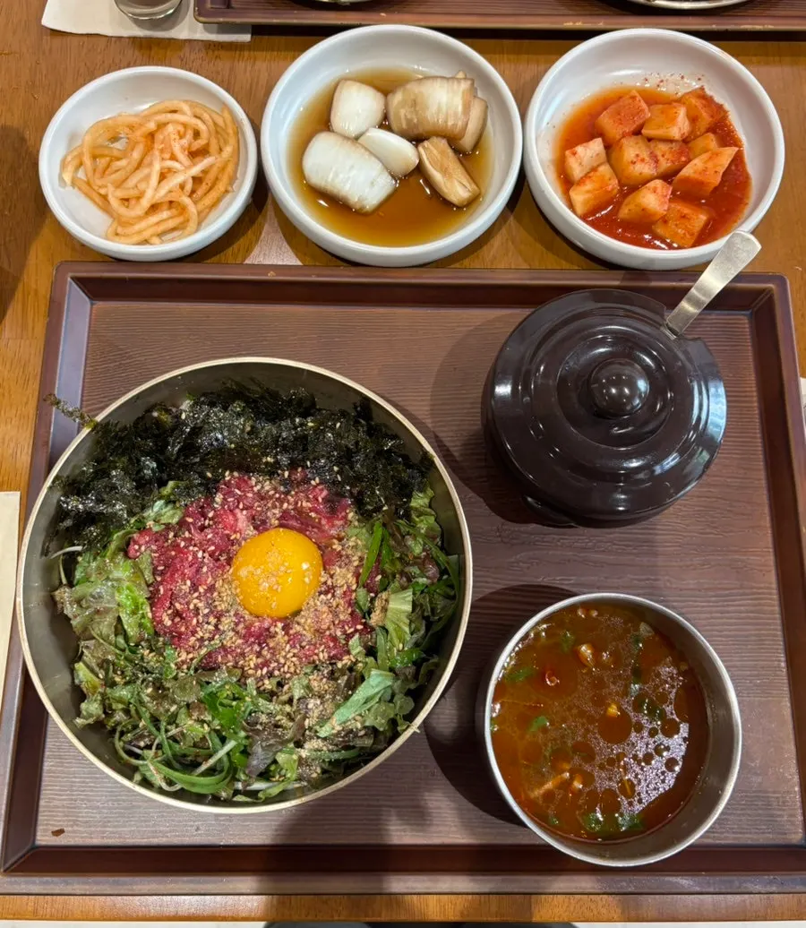육회비빔밥과 함께 나온 해장국 국물